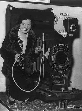 “World’s Largest Camera,” a Kodak camera shown at Capitol Industrial Exposition. Photo by Underwood & Underwood, 1932.